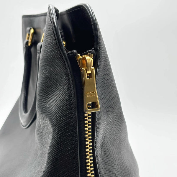 Prada Black Saffiano Leather Top Handle Tote Bag (Like new) DGRJQ2W