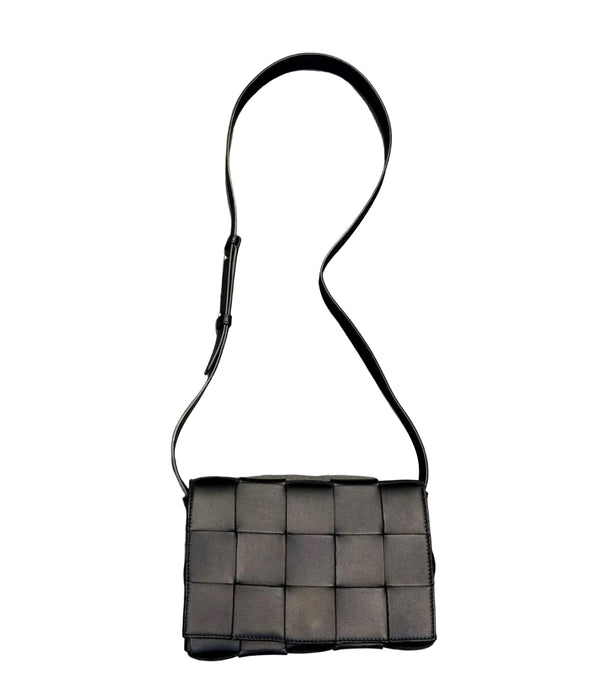 Bottega Veneta Black Leather Cassette  Bag (Like new) 7CGVGVR