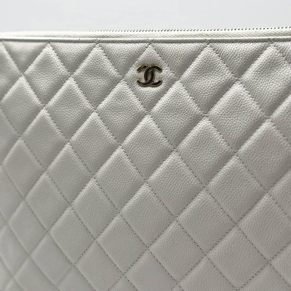 Chanel White Quilted Caviar Medium O Case Clutch Gold Hardware (Pre-owned) CBRKM72