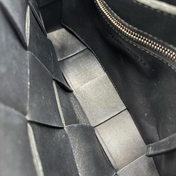 Bottega Veneta Black Leather Cassette  Bag (Like new) CX3KKM2