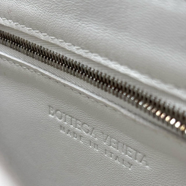 Bottega Veneta White Leather Cassette Shoulder Bag (Pre-owned) 7WRJH6K