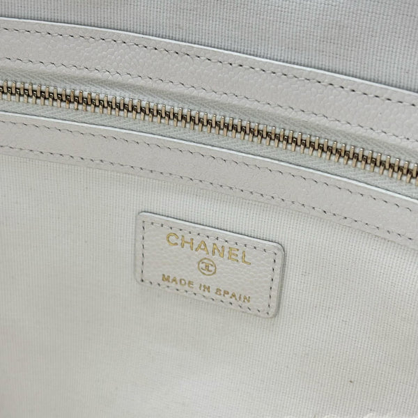 Chanel White Quilted Caviar Medium O Case Clutch Gold Hardware (Pre-owned) CBRKM72