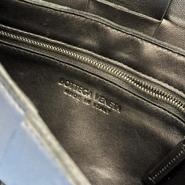 Bottega Veneta Black Leather Cassette  Bag (Like new) 7CGVGVR