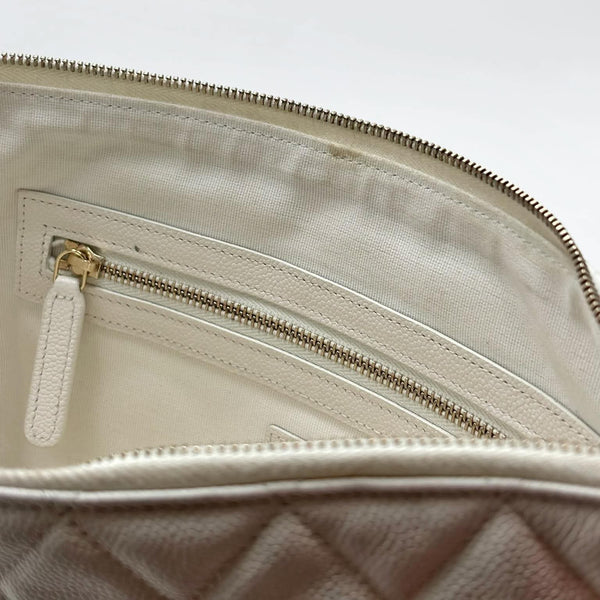 Chanel White Quilted Caviar Medium O Case Clutch Gold Hardware (Pre-owned) CBRKM72