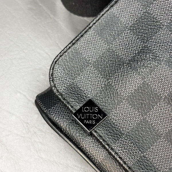Louis Vuitton Damier Graphite Canvas District MM Messenger Bag (Like new) CA2168