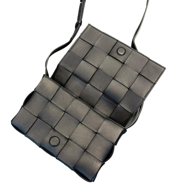 Bottega Veneta Black Leather Cassette  Bag (Like new) 7CGVGVR
