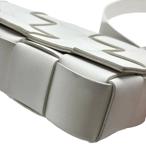Bottega Veneta White Leather Cassette Shoulder Bag (Pre-owned) 7WRJH6K
