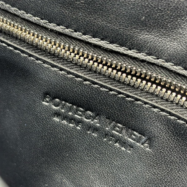 Bottega Veneta Black Leather Cassette  Bag (Like new) CX3KKM2