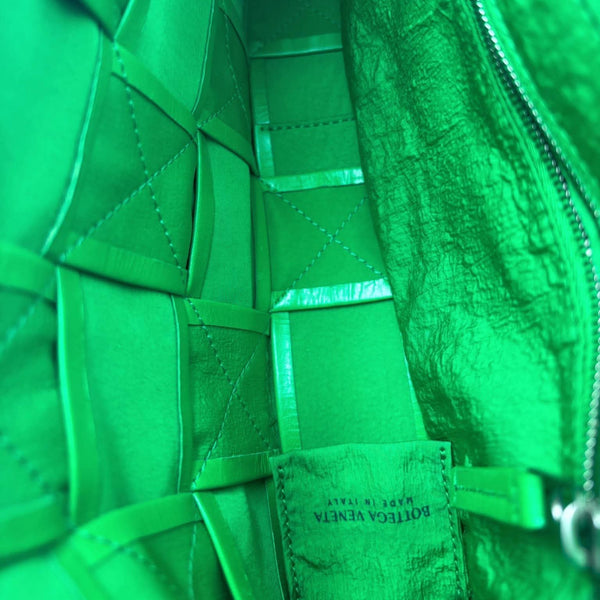 Bottega Veneta Paper Calfskin Maxi Intreccio Cassette Crossbody Bag Green (Like new) 6V9Q8Q7