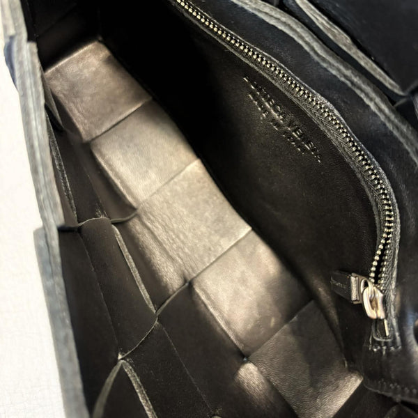 Bottega Veneta Black Leather Cassette  Bag (Like new) 7CGVGVR