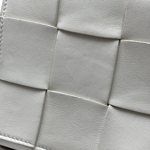 Bottega Veneta White Leather Cassette Shoulder Bag (Pre-owned) 7WRJH6K