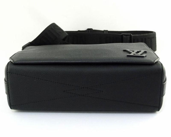 Louis Vuitton Take off Sling Body Bag Noir (Like new)