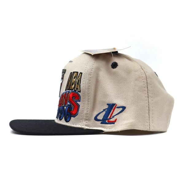VINTAGE CHICAGO BULLS 1996 NBA CHAMPIONS LOCKER ROOM SNAPBACK CAP WHITE